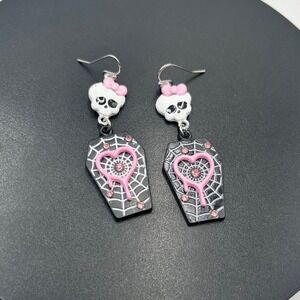 Mattel Monster High Coffin Skull Pink And Black Draculaura Earrings